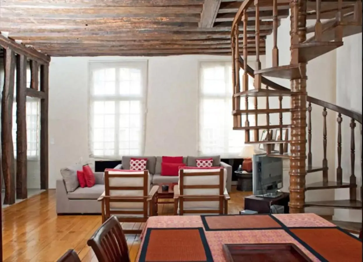 Charming Cosy Triplex In Trendy Marais דירה פריז